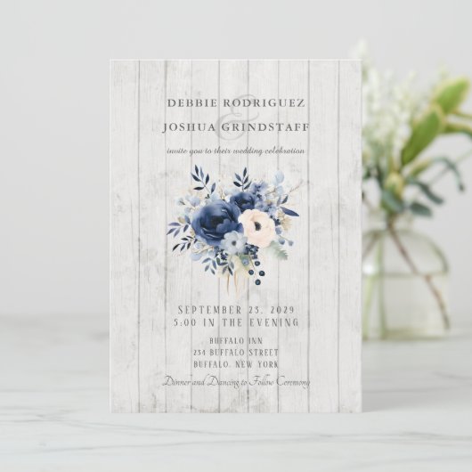 Blue Floral on Wood Wedding Invitation Kaart (Staand voorkant)