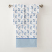 Blue Floral Pattern Bad Handdoek (Insitu)