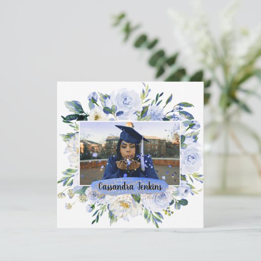 Blue Floral Roos Graduation Party Aankondiging (Staand voorkant)