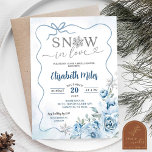 Blue Floral Snow in Love Winter Vrijgezellenfeest Kaart<br><div class="desc">Blauwe Bloemen Sneeuw in Liefde Winter Bruids Douche Uitnodiging,  Stoffige Blauwe Bow Kerstbruid Om Uitgenodigd Te Zijn,  Zilveren Sneeuwvlokken Trouwdouche</div>