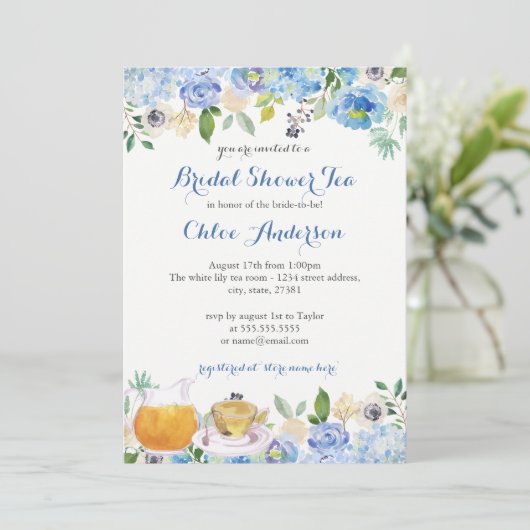 Blue Floral Teacup Bruids Douche Uitnodiging (Staand voorkant)