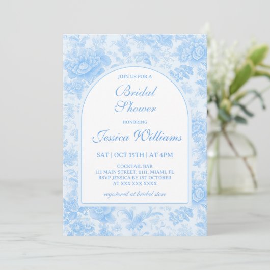 Blue Floral Toile Bruids Douche Uitnodiging (Staand voorkant)