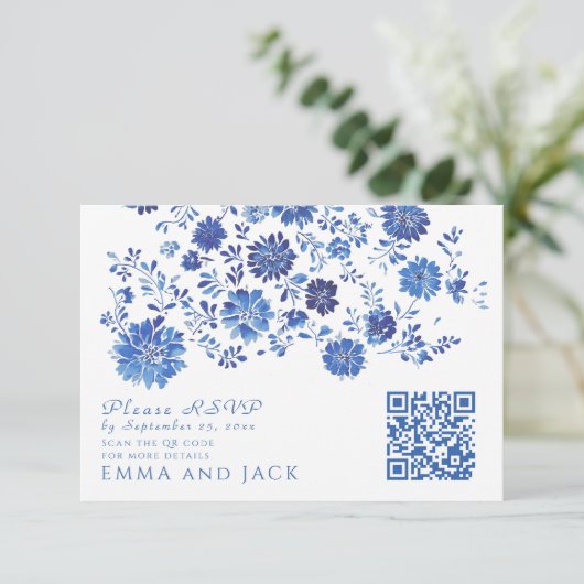 Blue Floral Wedding RSVP QR Code response Card Informatiekaartje (Staand voorkant)