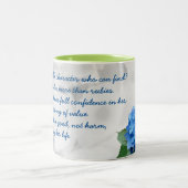 Blue Floral Wife of Noble Character Scripting Tweekleurige Koffiemok (Center)