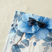 Blue Flowers and Pearls Beach Towel Strandlaken (In situ)