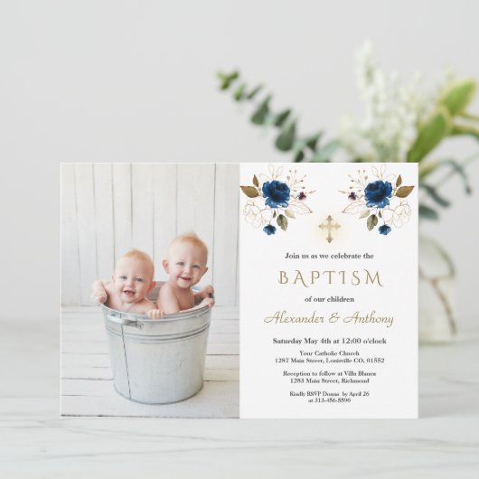 Blue Flowers Cross Boys Twins Photo Baptisme Kaart (Staand voorkant)
