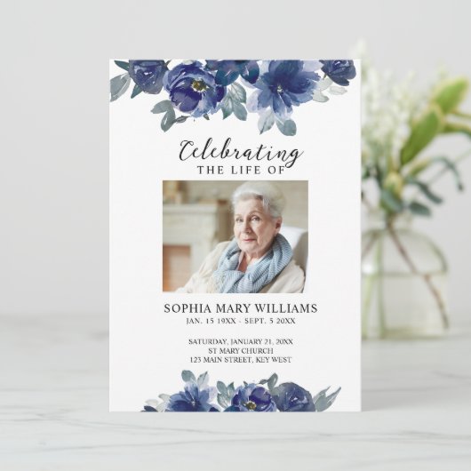 Blue Flowers Memorial Begrafenis Orde van Service Programmakaart (Staand voorkant)