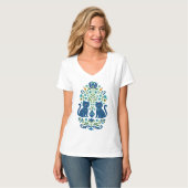 Blue Folk Art Cats – Whimsical Floral Cat Design i T-shirt (Voorkant volledig)