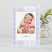 Blue Gingham Baby Boy Geboorteaankondiging Kaart (Staand voorkant)
