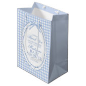 Blue Gingham Coquette Bow Baby Shower Favors Medium Cadeauzakje (Voorkant Gekanteld)