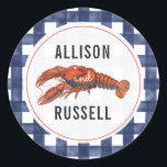 Blue Gingham Lobster Wedding Ronde Sticker<br><div class="desc">Met een afbeelding van een kreeft over een blauwe gingham achtergrond met bruid- en bruinnamen.</div>
