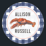 Blue Gingham Lobster Wedding Ronde Sticker<br><div class="desc">Met een afbeelding van een kreeft over een blauwe gingham achtergrond met bruid- en bruinnamen.</div>