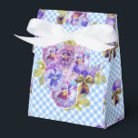 Blue Gingham Pansy Bloemen Bruiloft Cake Bedankdoosjes<br><div class="desc">Shabby Chic Blue Gingham Pansy Floral Cake design,  met een volledig aanpasbare naam. Ontworpen uit een van mijn oorspronkelijke kattentekeningen,  een most voor alle kattenliefhebbers!</div>