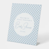 Blue gingham schattig eenvoudig gepersonaliseerd b reclamebord met voetstuk (Voorkant)