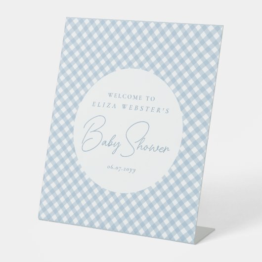 Blue gingham schattig eenvoudig gepersonaliseerd b reclamebord met voetstuk (Voorkant)