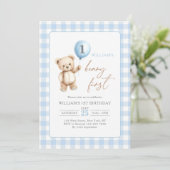 Blue Gingham Teddy Bear Balloon Boy 1st Birthday Kaart (Staand voorkant)