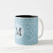 Blue Giraffe Print Monogram Tweekleurige Koffiemok (Voorkant rechts)