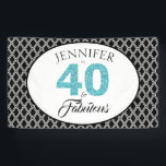 Blue Glitter 40 en Fabulous Custom 40th Birthday Spandoek<br><div class="desc">Elegante 40 en fantastische gepersonaliseerde 40e verjaardag banner, de woorden 40 en sassy zijn in faux turquoise blauwe glitter en zwart. De achtergrond is een zwart-wit geometrisch patroon. Perfect voor uw 40e verjaardag. U kunt deze banner eenvoudig aanpassen met jouw naam. Als u hulp of bijpassende producten nodig heeft, neem...</div>