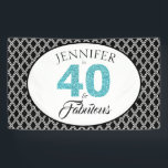 Blue Glitter 40 en Fabulous Custom 40th Birthday Spandoek<br><div class="desc">Elegante 40 en fantastische gepersonaliseerde 40e verjaardag banner, de woorden 40 en sassy zijn in faux turquoise blauwe glitter en zwart. De achtergrond is een zwart-wit geometrisch patroon. Perfect voor uw 40e verjaardag. U kunt deze banner eenvoudig aanpassen met jouw naam. Als u hulp of bijpassende producten nodig heeft, neem...</div>