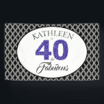 Blue Glitter 40 en Fabulous Custom 40th Birthday Spandoek<br><div class="desc">Elegant 40 en fantastische gepersonaliseerde 40e verjaardagsfeestbanner, de woorden 40 en sassy zijn in faux royal blue glitter en zwart. De achtergrond is een zwart-wit geometrisch patroon. Ideaal voor je 40ste verjaardag. U kunt deze banner met jouw naam gemakkelijk aanpassen. Neem contact met ons op via onze winkel als je...</div>