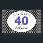 Blue Glitter 40 en Fabulous Custom 40th Birthday Spandoek<br><div class="desc">Elegant 40 en fantastische gepersonaliseerde 40e verjaardagsfeestbanner, de woorden 40 en sassy zijn in faux royal blue glitter en zwart. De achtergrond is een zwart-wit geometrisch patroon. Ideaal voor je 40ste verjaardag. U kunt deze banner met jouw naam gemakkelijk aanpassen. Neem contact met ons op via onze winkel als je...</div>