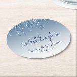 Blue Glitter Drip 18th Birthday Party Ronde Kartonnen Onderzetter<br><div class="desc">Deze onderzetters van het 18e verjaardagsfeestje zijn voorzien van een lichtblauw faux glitter drip border en blue ombre background. Pas hen met de naam van de gast van eer in blauw handschrift manuscript aan,  met haar verjaardag en datum hieronder in sans serif doopvont.</div>