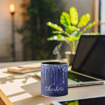 Blue glitter druppelt naam monogram initiaal scrip mok<br><div class="desc">Een girale en trendy monogrammed mok. Een blauwe achtergrond voor de kajuitzee, versierd met faux glitter-druppels, een druppelaar voor verf. De blauwe kleur is ongelijk. Personaliseer en voeg een naam en een monogram initialen toe. Blauwe en witte gekleurde letters. De naam wordt geschreven met een modern handgeschreven stijlmanuscript met letters....</div>
