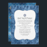 Blue Glitter Mermaid Pattern Bat Mitzvah Kaart<br><div class="desc">Glittering folie vermaide vleermuisvlek mitzvah nodigt uit in tekens van blauw die snel en gemakkelijk aan uw gebeurtenisspecificaties worden aangepast.</div>
