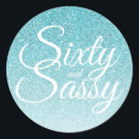 Blue Glitter Ombre 60 en Sassy 60th Birthday Ronde Sticker<br><div class="desc">Vier het draaien van 60 in stijl met dit chique 60ste verjaardagsontwerp op een turquoise blauwe glitter ombre achtergrond. De woorden 60 en sassy zijn gezet met behulp van elegant schrift. Als u hulp of bijpassende producten nodig hebt, neem dan contact met ons op via onze winkel. We helpen je...</div>