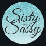 Blue Glitter Ombre 60 en Sassy 60th Birthday Ronde Sticker<br><div class="desc">Vier het draaien van 60 in stijl met dit chique 60ste verjaardagsontwerp op een turquoise blauwe glitter ombre achtergrond. De woorden 60 en sassy zijn gezet met behulp van elegant schrift. Als u hulp of bijpassende producten nodig hebt, neem dan contact met ons op via onze winkel. We helpen je...</div>