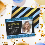 Blue Glitter Sweet 16 foto verjaardag uitnodiging<br><div class="desc">Blue Glitter Photo Birthday Party Invitation bevat de woorden "Sweet Sixteen" in een leuk sans serif lettertype in faux gold folie met een blauw glitter boven- en onderkant en een zwarte centrumachtergrond. Invitation heeft een blauw, zwart en faux gouden folie strepenpatroon achterzijde. Personaliseer het door de tekst van de tijdelijke...</div>