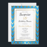 Blue Gold Chevron Surprise 18th Birthday Dinner Kaart<br><div class="desc">Een modern blauw en gouden chevron verraste de 18de uitnodiging van het verjaardagsdiner.</div>