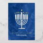 Blue Gold Flame Menorah Folie Feestdagenkaart<br><div class="desc">Een geometrisch moderne,  gestileerde menorah met echte glanzende folie vlammen en groet plus je familiefoto op de achterkant maakt deze aangepaste Hanoekatkaart dit vakantieseizoen een gemakkelijke keuze.</div>