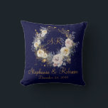 Blue Gold Floral Monogram Logo Wedding Gift Kussen<br><div class="desc">Blue Gold winter floral monogram logo bruiloft cadeau werpt kussen. Geweldig geschenk voor nieuwe bedden. Gemakkelijk om bruidbruinnamen,  initialen en trouwdatum aan te passen. Bestel vandaag nog!</div>