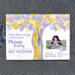 Blue & Gold Glitter Boom of Life Bat Mitzvah Kaart<br><div class="desc">Vier je Bat Mitzvah met een blauw & gouden glitterboom van levensontwerp. Uitnodigingen zijn prachtig voorzien van een foto met overlay glanzend blauw blad. Breng dit verdraaide boomontwerp over naar een andere kaart of feestdecoratie. Personaliseer de tekst eenvoudig en verplaats deze!</div>