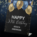 Blue Gold Happy 50th Birthday Reclamebord Met Voetstuk<br><div class="desc">Elegant faux blauw en goudglitterballonnen op de bovenste grens. Alle tekst kan worden aangepast en kan eenvoudig worden gewijzigd voor uw eigen wensen. Elk jaar kan de leeftijd worden gewijzigd</div>