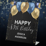 Blue Gold Happy 80th Birthday Pedestal Sign Reclamebord Met Voetstuk<br><div class="desc">Elegant faux blauw en goudglitterballonnen op de bovenste grens. Alle tekst kan worden aangepast en kan eenvoudig worden gewijzigd voor uw eigen wensen. Elk jaar kan de leeftijd worden gewijzigd</div>