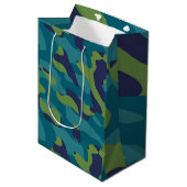 Blue Green and Teal Camo Abstract Medium Cadeauzakje (Voorkant Gekanteld)