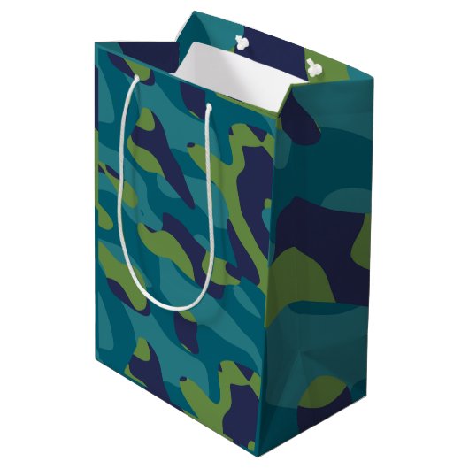 Blue Green and Teal Camo Abstract Medium Cadeauzakje (Achterkant Gekanteld)