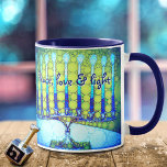 Blue Green Hanukkah Menorah Peace Love Light Quote Mok<br><div class="desc">"Vrede, liefde en licht." Een close-upfoto illustratie van een heldere, kleurrijke, blauwe en groene artsy menorah helpt je om in stijl op de feestdag van de Hanukkah te surfen. Voel de warmte en de vreugde van het vakantieseizoen als je uit deze verbluffende, kleurrijke mok van de Hanukkah-koffie drink. Maakt een...</div>