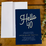 Blue Hallo 40 Gold Script 40th Birthday Party Folie Uitnodiging<br><div class="desc">Laat uw luxe 40e verjaardagsfeestje uitkomen met deze unieke en aangepaste uitnodigingen. Deze uitnodigingen bevatten elegante gouden folie op een klassieke blauwe achtergrond,  perfect voor elke kerkverjaardagsfeestdag. Maak een blijvende indruk op je gasten met deze stijlvolle en geavanceerde Golden Script Hallo 40 uitnodigingen tot folie van verjaardagsfeestjes.</div>
