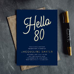 Blue Hallo 80 Gold Script 80th Birthday Party Folie Uitnodiging<br><div class="desc">Laat uw luxe 80ste verjaardagsfeestje uitkomen met deze unieke en aangepaste uitnodigingen. Deze uitnodigingen bevatten elegante gouden folie op een klassieke blauwe achtergrond,  perfect voor elke kerkverjaardagsfeestdag. Maak een blijvende indruk op je gasten met deze stijlvolle en gesofisticeerde Golden Script Hallo uitnodigingen tot folie van 80 verjaardagsfeestjes.</div>