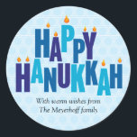 Blue Hanukkah Candle Lights Ronde Sticker<br><div class="desc">De begroeting "Happy Chanoeka" staat in tonale blauwe kleuren op deze sticker. De gestapelde letters dienen als een menora met kleine vlammen die op de top van negen "kaarsjes" branden. De bleke blauwe achtergrond bestaat uit in elkaar grijpende Davidsterren. Voeg hieronder uw eigen bericht toe of verwijder de tekst van...</div>