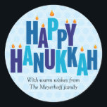 Blue Hanukkah Candle Lights Ronde Sticker<br><div class="desc">De begroeting "Happy Chanoeka" staat in tonale blauwe kleuren op deze sticker. De gestapelde letters dienen als een menora met kleine vlammen die op de top van negen "kaarsjes" branden. De bleke blauwe achtergrond bestaat uit in elkaar grijpende Davidsterren. Voeg hieronder uw eigen bericht toe of verwijder de tekst van...</div>