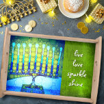 Blue Hanukkah Menorah Live Love Sparkle Shine Dienblad<br><div class="desc">"Live love sparkle shine." Een close-upfoto van een heldere, kleurrijke, blauwe en groene artsy menorah helpt je om in stijl te genieten van de feestdag van Hanukkah. Voel de warmte en de vreugde van het vakantieseizoen als je deze prachtige, kleurrijke houten hanukkah-dienstrooster gebruikt. Dit dienstrooisel bestaat uit twee maten, klein...</div>