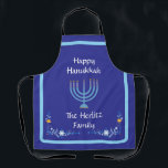 Blue HANUKKAH Menorah Naam aanpassen Schort<br><div class="desc">Personaliseer Voeg jouw namen toe en pas uw kerstboodschap aan. Ik hou van schilderen en ontwerpen! Ik hoop dat je geniet van mijn kunstwerk.</div>