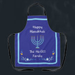 Blue HANUKKAH Menorah Naam aanpassen Schort<br><div class="desc">Personaliseer Voeg jouw namen toe en pas uw kerstboodschap aan. Ik hou van schilderen en ontwerpen! Ik hoop dat je geniet van mijn kunstwerk.</div>