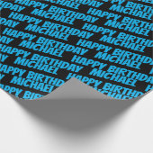 Blue Happy Birthday en Boy Name Pattern Black Cadeaupapier (Hoek)