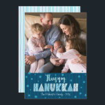 Blue Happy Chanoeka Foto Moderne Leuke Typografie Feestdagenkaart<br><div class="desc">"Happy Hanukkah." Fun, speels, knappe, handgemaakte typografie samen met een willekeurige ster van David-patroon in dusty blauw die alle nachtelijke blauw marinesleutels bedekt op een donker blauwgroen blauwe achtergrond, samen met een foto van uw keuze, helpen u in het Hanukkah te werken. De hand getrokken turquoise lijnen bedekken een lichte...</div>