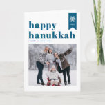 Blue Happy Hanukkah Typography Snowflakes Foto Feestdagen Kaart<br><div class="desc">Happy Hanukkah! | Verstuur je vakantiewensen met deze aanpasbare Hanukkah-fotokaart. Het is voorzien van blauwe retro gewaagde typografie,  eenvoudig sneeuwvlokken accent en feestelijk patroon. Personaliseer door namen,  jaar en foto toe te voegen. Deze feestelijke foto Happy Hanukkah-kaart is verkrijgbaar in verschillende kleuren en in verschillende vormen.</div>